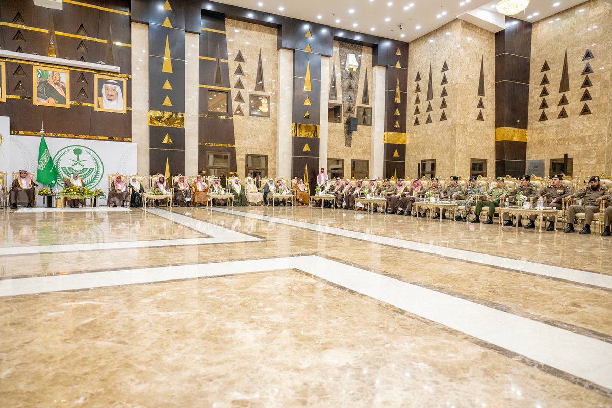 EmarahAlQassim's tweet photo. أبدى سموه سعادته في لقاء المواطنين من اهالي محافظة الرس والمراكز التابعة ..

سمو #أمير_منطقة_القصيم: محافظة #الرس ، لديها العديد من الفرص الاستثمارية والميز النسبية التنافسية التي تسهم في جذب الاستثمارات ، لعمقها التاريخي ، وموقعها المتميز ، ووجود المسؤولين ورجال الأعمال الذين لهم دورا حيوياً وهاماً في دعم برامج الاستثمار.