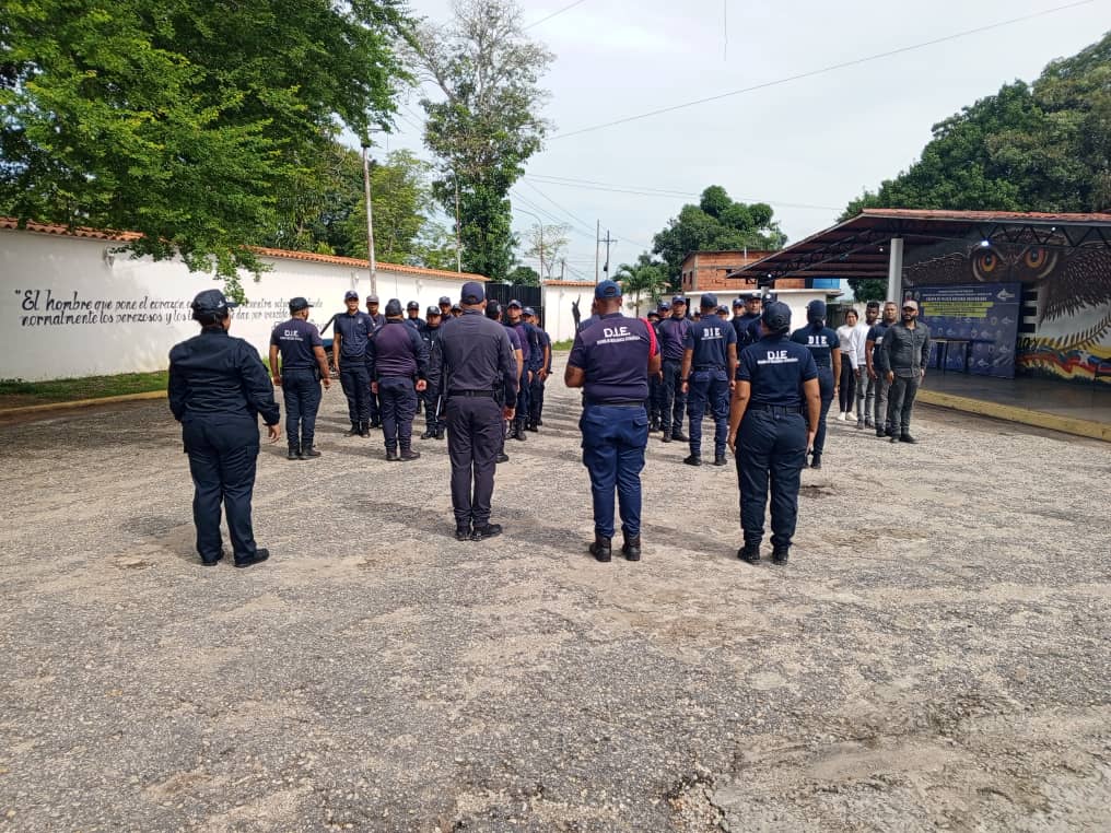 die_monagas's tweet photo. Funcionarios del @die_monagas, realizaron formación general correspondiente al Lunes Civico, con el firme propósito de orientar al personal para seguir brindando la  seguridad a nuestro pueblo monaguense.

@nicolasmaduro
@florescilia
@remigioceballosichaso
@RubenSantiagoS_ https://t.co/OS1yjLqt1Y
