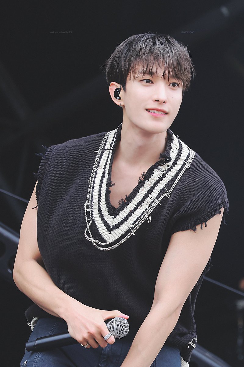 whereisdk97's tweet photo. 240628 글래스톤베리
🤍🖤

#세븐틴 #SEVENTEEN #도겸 #DOKYEOM
#Glastonbury2024 #SEVENTEENatGLASTONBURY https://t.co/nyM6FunlPg