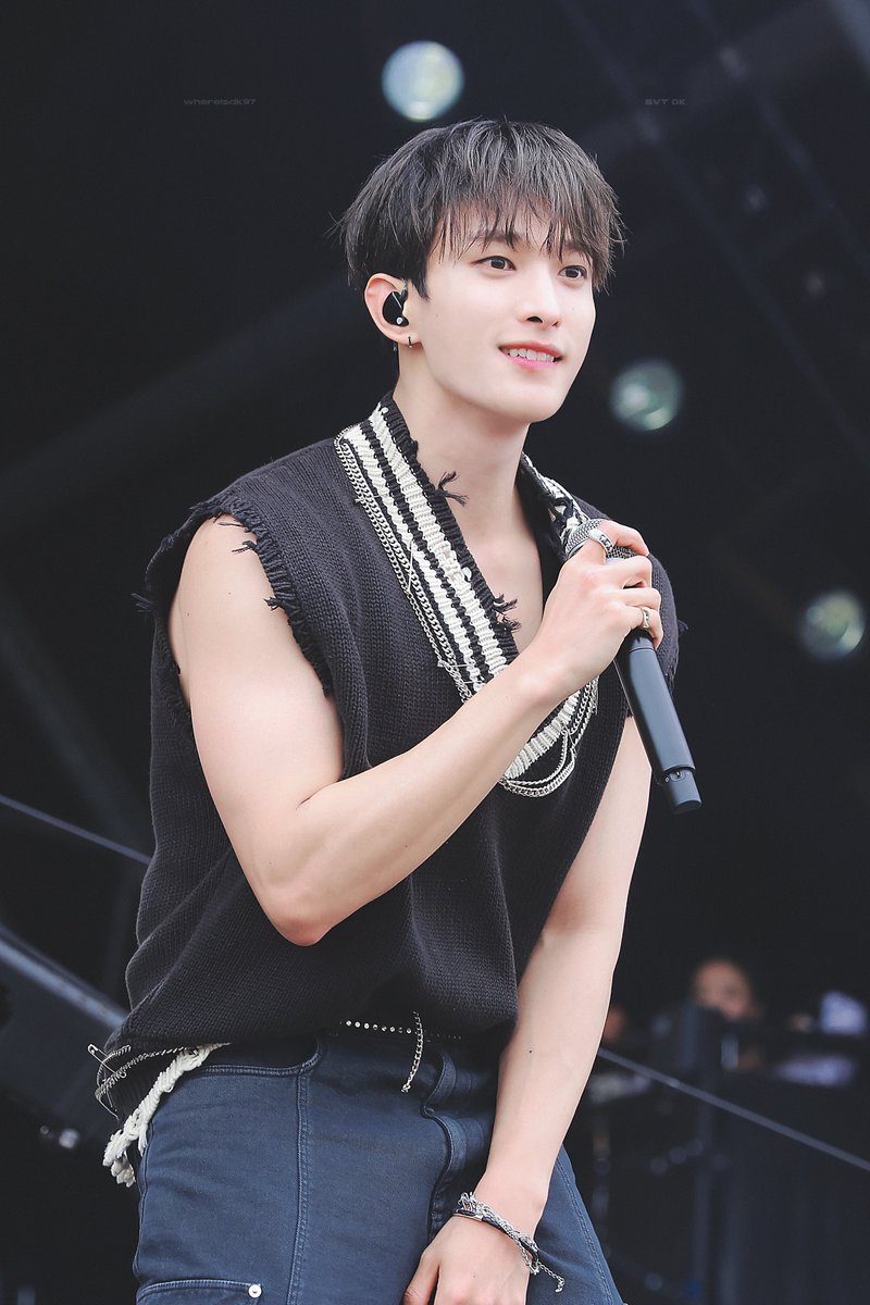 whereisdk97's tweet photo. 240628 글래스톤베리
🤍🖤

#세븐틴 #SEVENTEEN #도겸 #DOKYEOM
#Glastonbury2024 #SEVENTEENatGLASTONBURY https://t.co/nyM6FunlPg