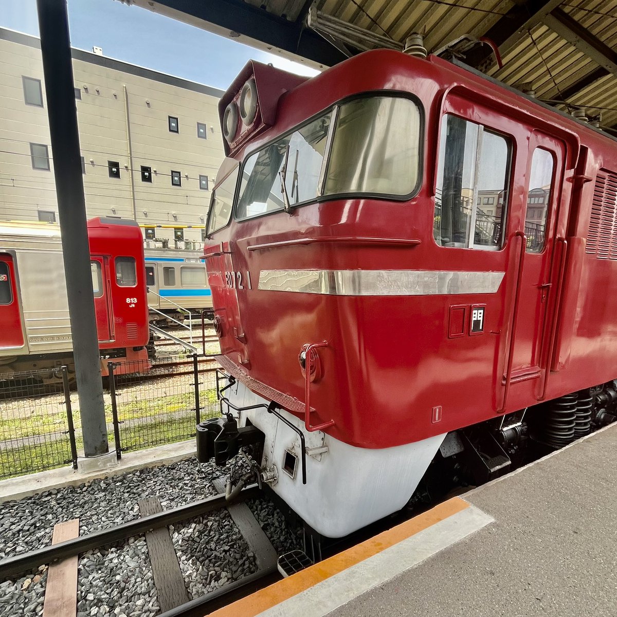 monsieurkeisuke's tweet photo. #ED72 #72号機の日
現役時代に見たかった電機。特徴的な鳩胸デザインのフロントデザインはこれとED73のみだが、運転台の圧迫感を減らして広く見せるためのアイデアだったとか。これはのちにEH500やEH800にも採用されているわけで、1960年代にしてすでに先見の明があったとも言える。 https://t.co/Sod4G14fFz
