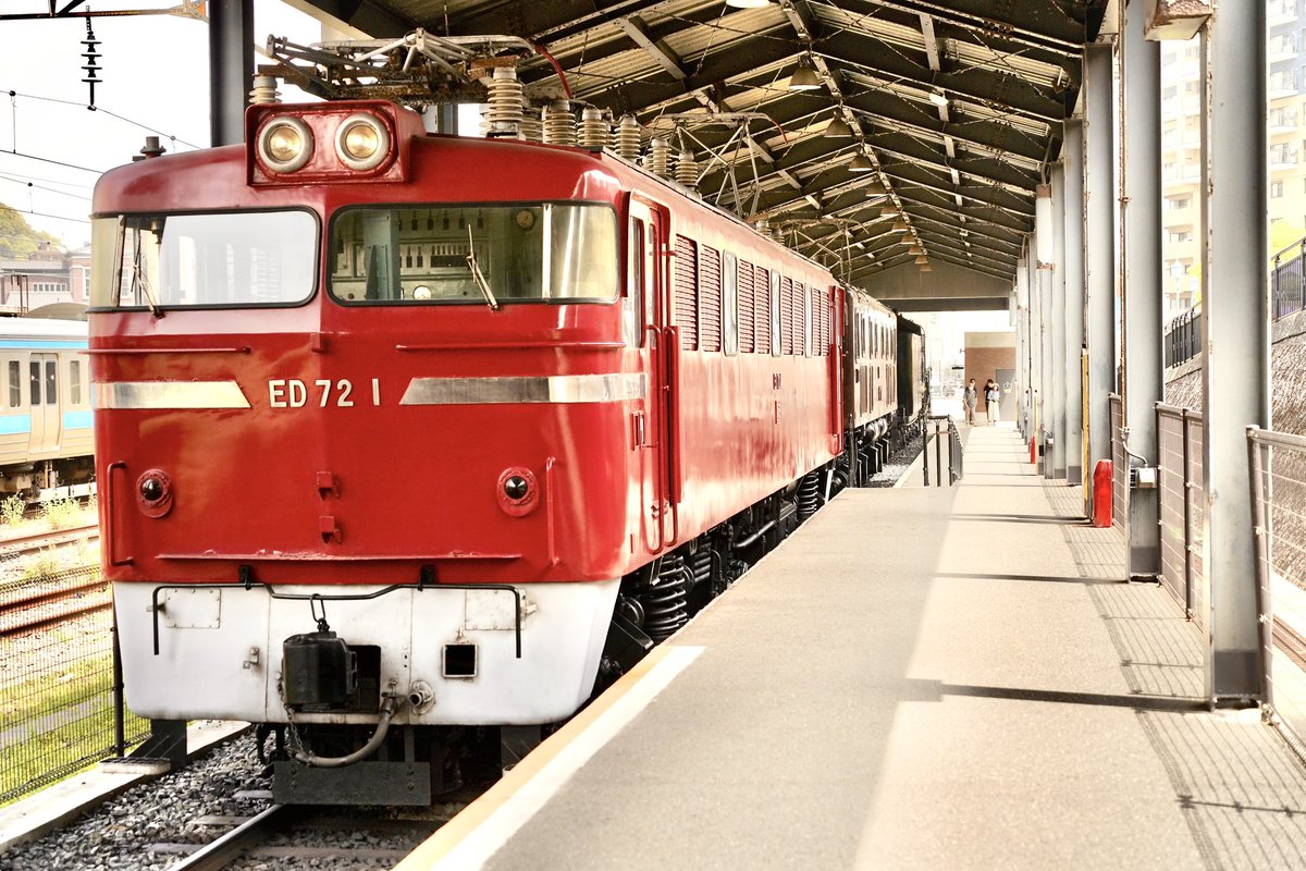 monsieurkeisuke's tweet photo. #ED72 #72号機の日
現役時代に見たかった電機。特徴的な鳩胸デザインのフロントデザインはこれとED73のみだが、運転台の圧迫感を減らして広く見せるためのアイデアだったとか。これはのちにEH500やEH800にも採用されているわけで、1960年代にしてすでに先見の明があったとも言える。 https://t.co/Sod4G14fFz