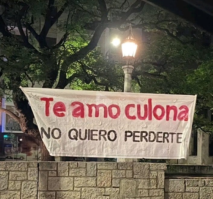 drapatygal's tweet photo. Awww que romántico 🥰 
Especifiquen que uno se anda emocionando https://t.co/wr7EFMGCxP