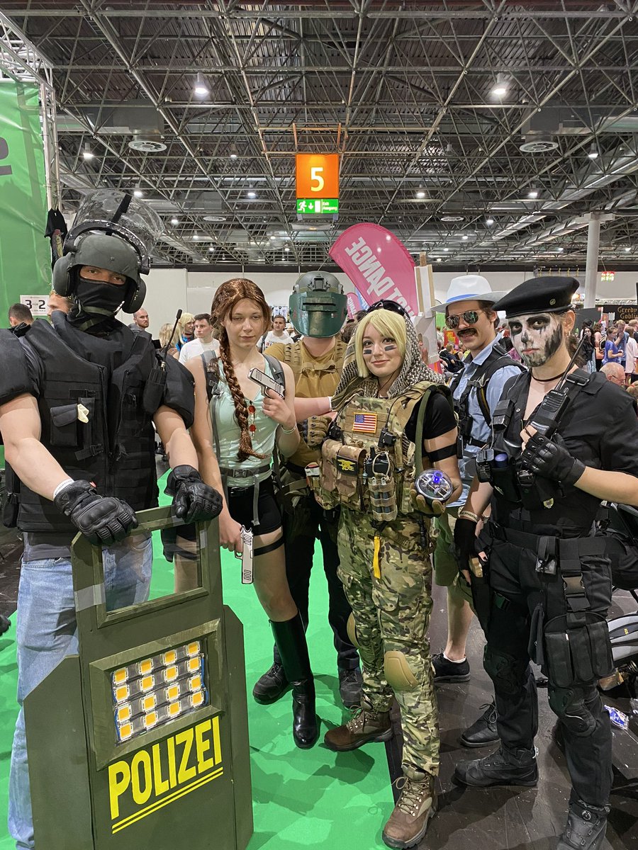 It was so awesome meeting the other #r6s cosplayer at #dokomi ❤️ love you guys 

If you recognise them, tag them pls ❤️