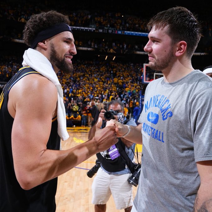 Covers's tweet photo. Klay Thompson was offered a four-year, $80M deal from the Lakers, per @wojespn.

Instead, he took a three-year, $50M deal with the Mavs 😳

Mavs Odds:
▪️ To win West: +500
▪️ To win championship: +1000

@bet365_us https://t.co/7KgCE52dfM
