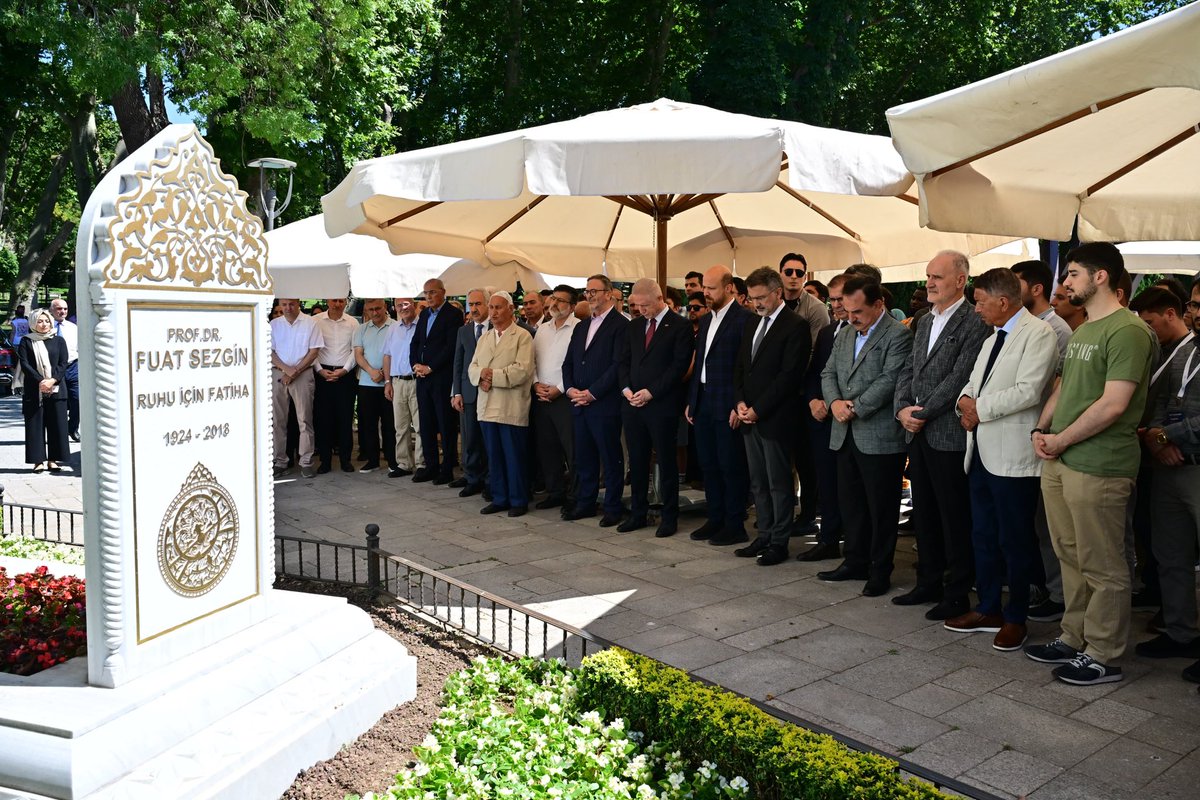 ibtav's tweet photo. Prof. Dr. Fuat Sezgin Hocamızı vefatının 6. yıldönümünde mezarı başında dualarla yâd ettik. Duaların ardından Vakıf Başkanımız Mecit Çetinkaya, Vakıf Mütevelli Heyeti Üyemiz Bilal Erdoğan ve İstanbul Valisi Davut Gül günün anlam ve önemine dair birer konuşma gerçekleştirdiler. https://t.co/9wEpGHYxnr