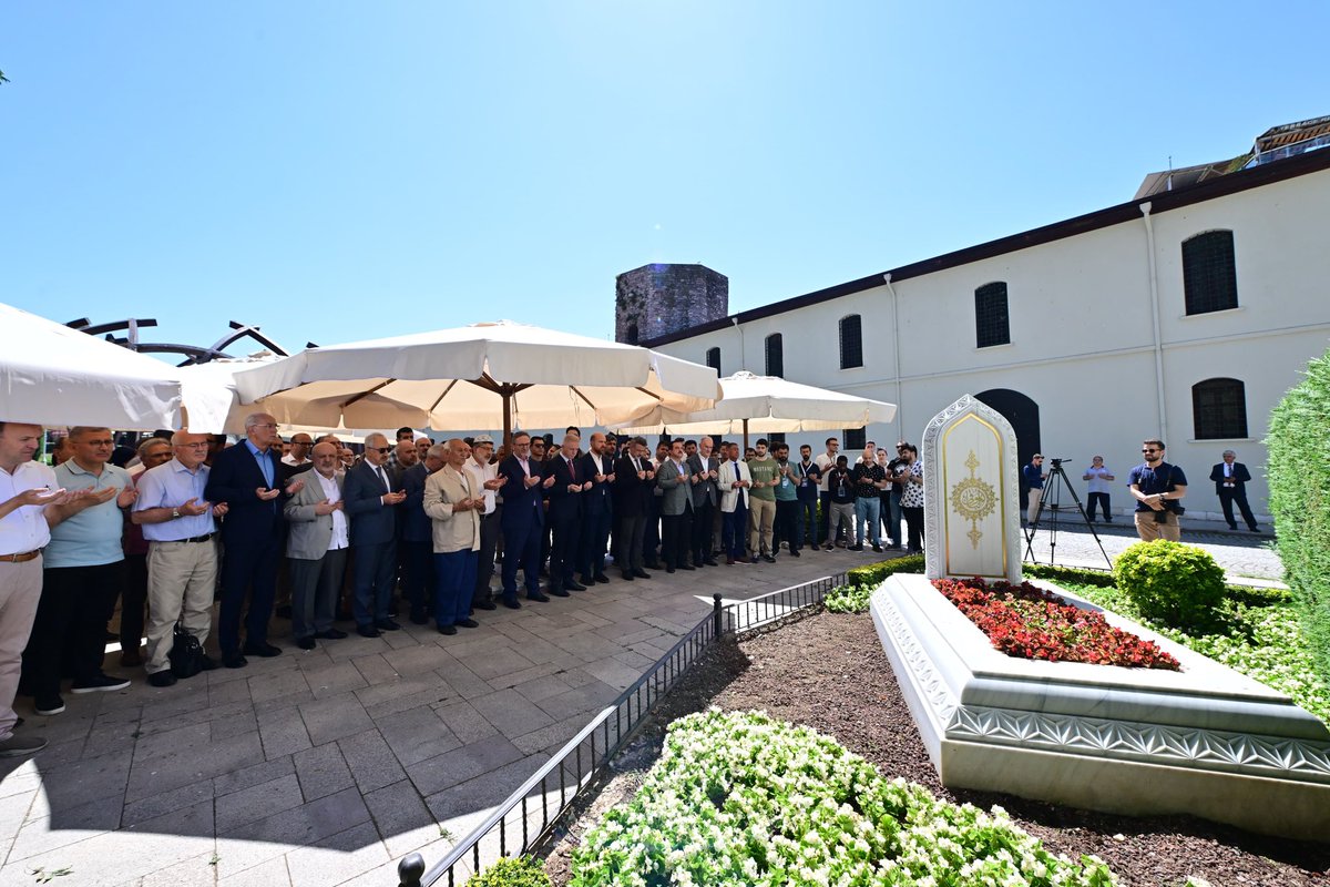 ibtav's tweet photo. Prof. Dr. Fuat Sezgin Hocamızı vefatının 6. yıldönümünde mezarı başında dualarla yâd ettik. Duaların ardından Vakıf Başkanımız Mecit Çetinkaya, Vakıf Mütevelli Heyeti Üyemiz Bilal Erdoğan ve İstanbul Valisi Davut Gül günün anlam ve önemine dair birer konuşma gerçekleştirdiler. https://t.co/9wEpGHYxnr