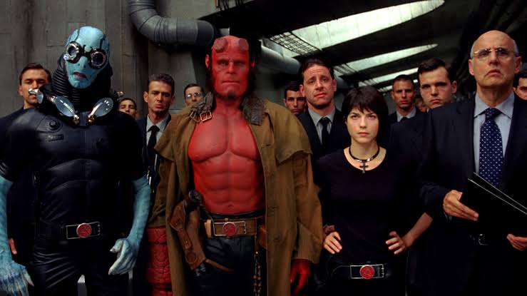 AntigosQue's tweet photo. Hellboy (2004)

Perto do fim da Segunda Guerra Mundial, os nazistas se mostram dispostos a lançar mão de magia negra para derrotar seus inimigos. Um ritual para evocar essas forças ocultas é interrompido pelos aliados, + https://t.co/iXDsPVdiSt