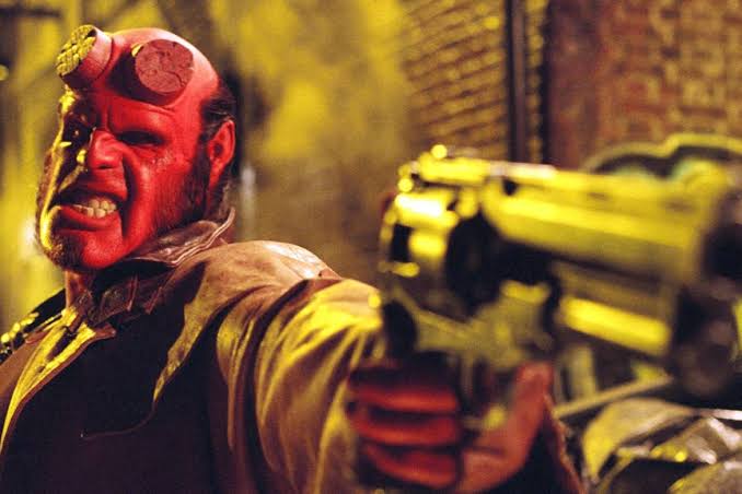 AntigosQue's tweet photo. que encontram um garoto com aparência de demônio e mão de pedra. Esse jovem passa a ser chamado de Hellboy e é levado pelas forças aliadas. Sessenta anos depois, Hellboy está pronto para lutar e defender o bem. https://t.co/s3FmJupPVS