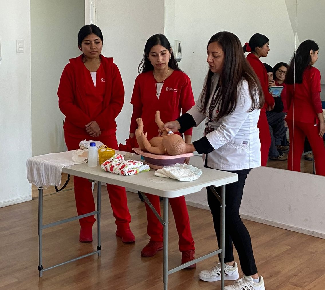 FamedsaUCentral's tweet photo. Estudiantes de tercer año de obstetricia de la @ucentral_cl en la asignatura “salud familiar y comunitaria en ginecología y obstetricia” realizaron talleres en Centros de Salud Familiar sobre lactancia materna, preparación para el parto y cuidados de recién nacido. https://t.co/u1X7rqBMRZ