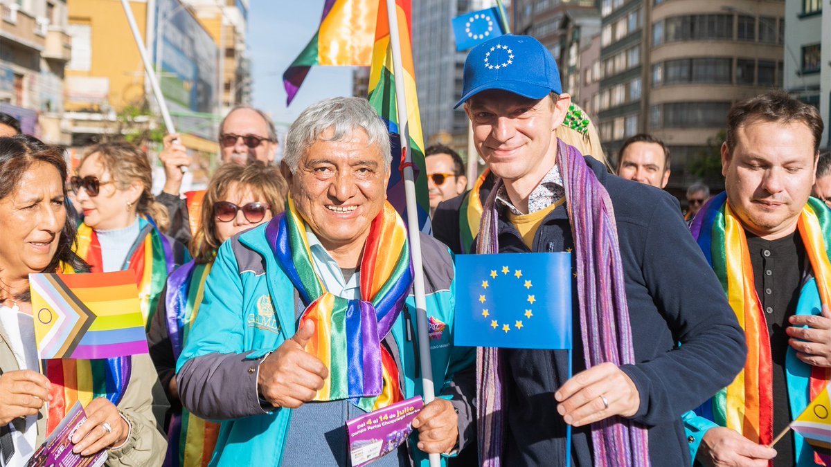 UEenBolivia's tweet photo. Participamos en la Marcha del Orgullo LGBTIQ+ de la ciudad de La Paz, celebrando la diversidad y promoviendo la igualdad. 🏳️‍🌈🏳️‍⚧️ https://t.co/Zunj4LoUSl