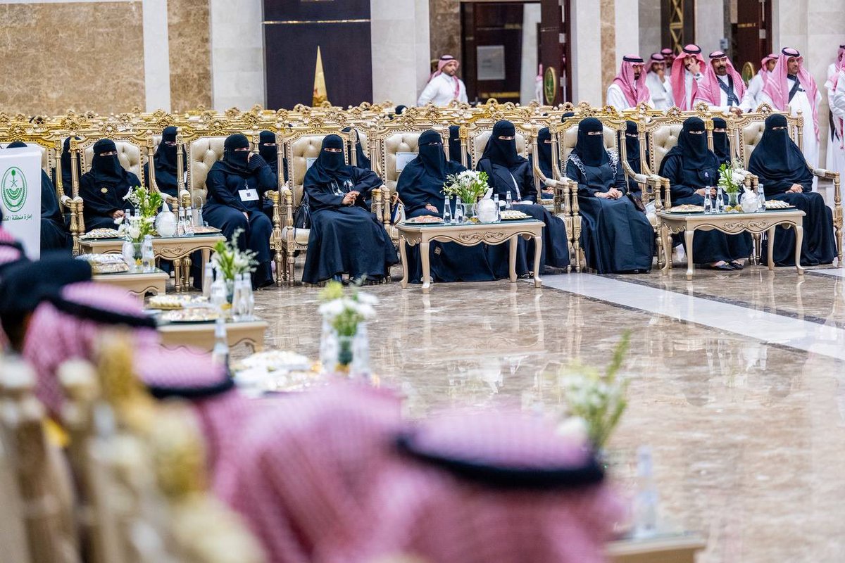 EmarahAlQassim's tweet photo. أكد خلال الجلسة الأسبوعية حرص سموه المستمر على أعمال اللجنة ، مما أسهم في إنجاز المشاريع بالمحافظة ..

عضو لجنة متابعة المشاريع بإمارة منطقة القصيم محمد العوفي : سمو #أمير_منطقة_القصيم وجه في حينه بعقد اجتماع بمحافظة الرس بحضور مدراء جميع الجهات المعنية بالمنطقة ، لمعالجة تأخر بعض المشاريع التنموية بالمحافظة وتم تنفيذها بشكل كامل ولله الحمد .
