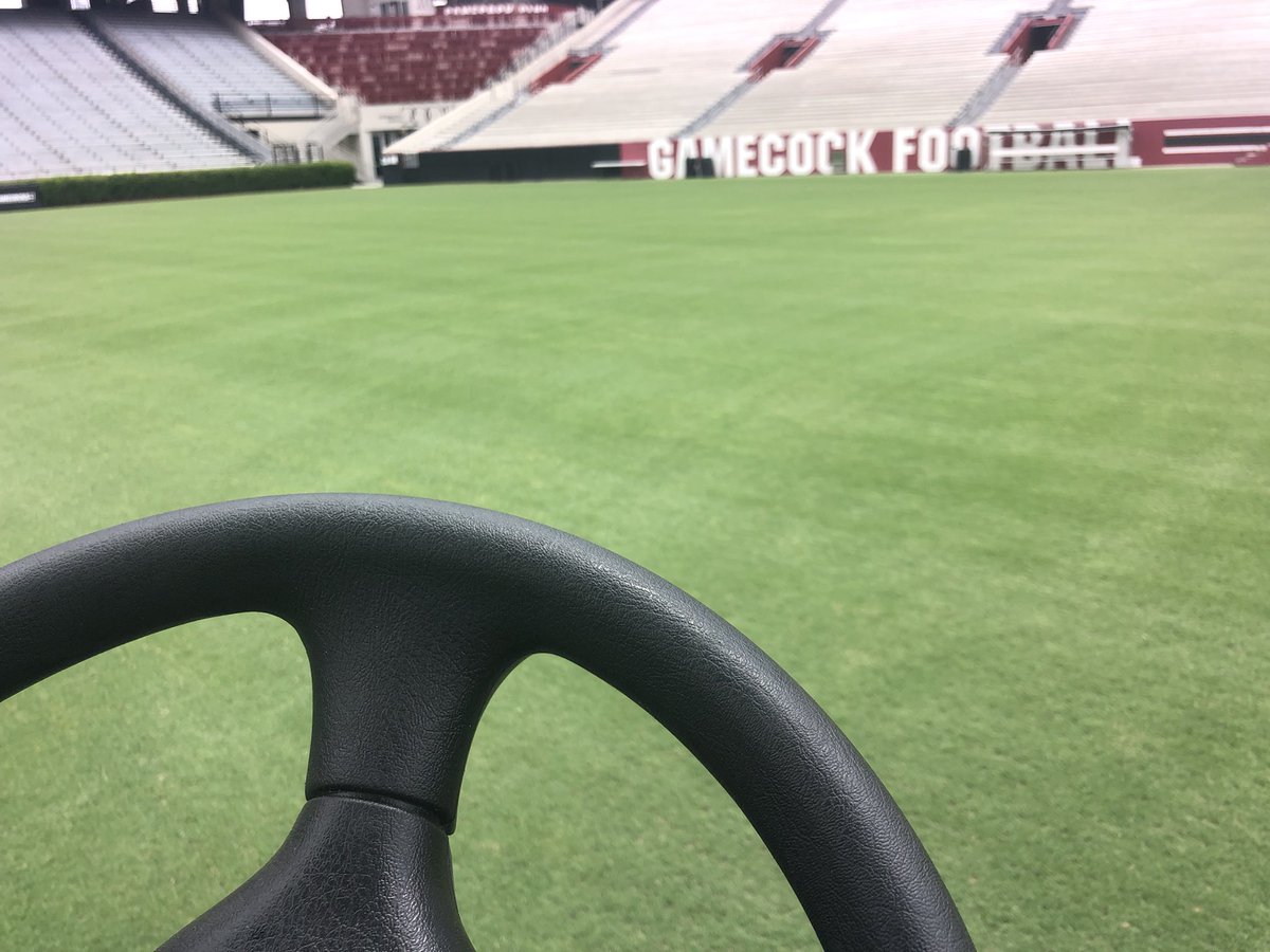 31scurrypegleg's tweet photo. Willy B got a good workout today.  
Light V-cut ✅
Toro 864 ✅
Circle mow ✅
Soil app ✅
Water on ✅ 
@BlakeKeck  
#SCGroundsCrew #SpursUp🤙🐔🦿 https://t.co/m4Iu8NlEF9