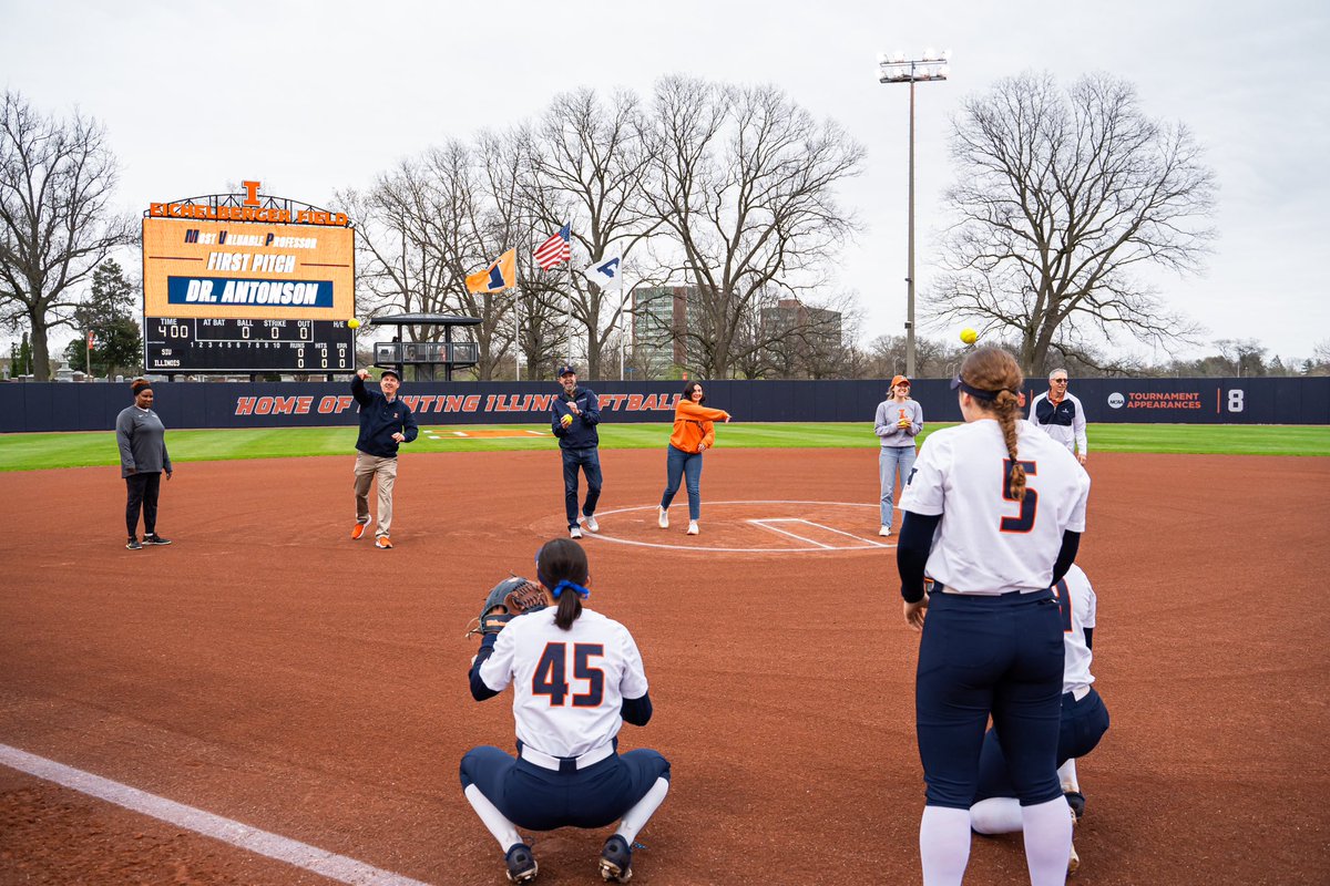 Fun first pitches! 🔸🔹

#Illini | #HTTO