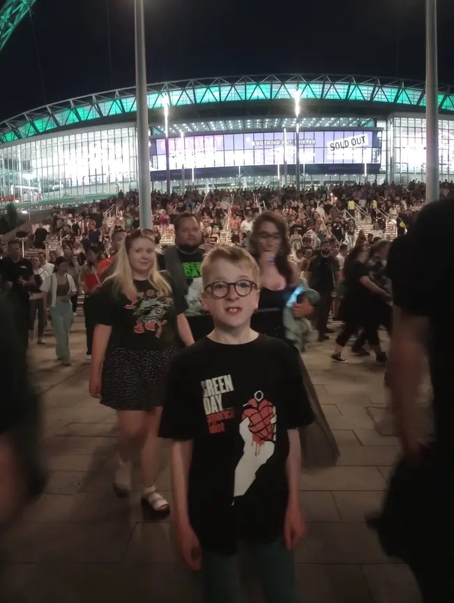 clairedelaney1's tweet photo. @GreenDayItaly_ @GreenDay Travelled from Glasgow to Wembley with our 12 year old son who is a massive fan. Amazing show. Fantastic crowd. https://t.co/V4oYnXMQqF