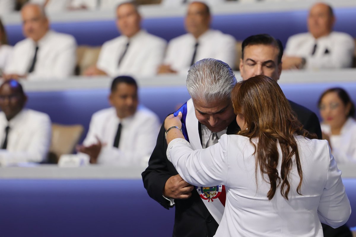 as_salazar's tweet photo. Presidenta de la @asambleapa Dana Castañeda en la imposición de la banda presidencial al Pte de Panamá @JoseRaulMulino https://t.co/lB2Tfbf2QN