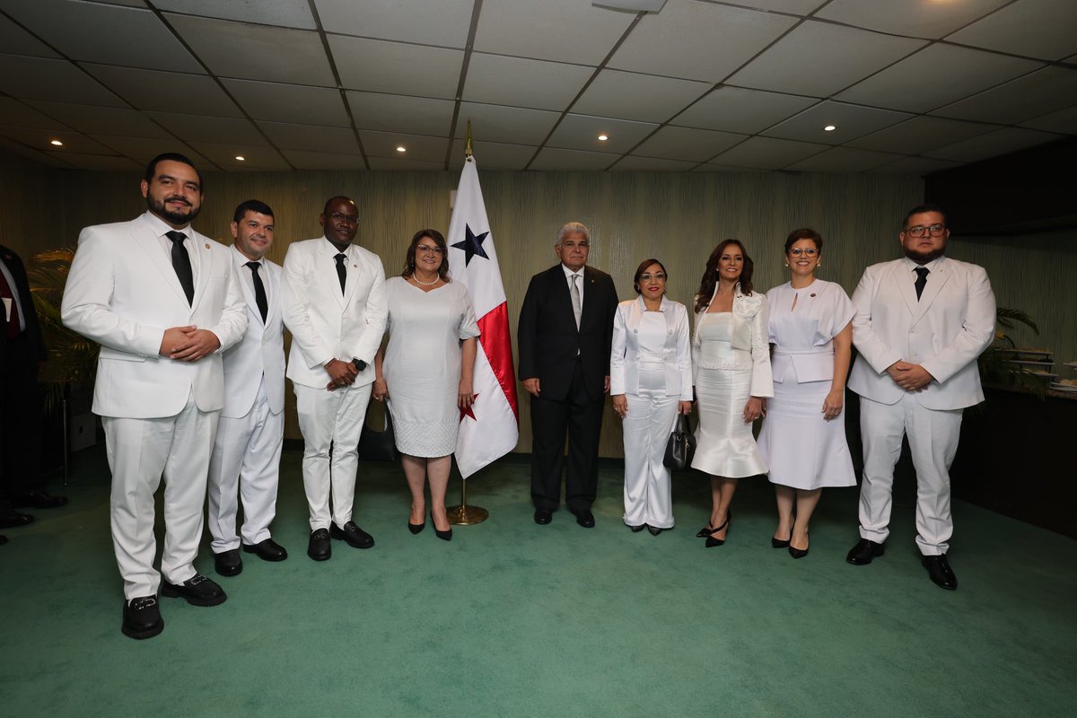 as_salazar's tweet photo. Presidenta de la @asambleapa Dana Castañeda en la imposición de la banda presidencial al Pte de Panamá @JoseRaulMulino https://t.co/lB2Tfbf2QN