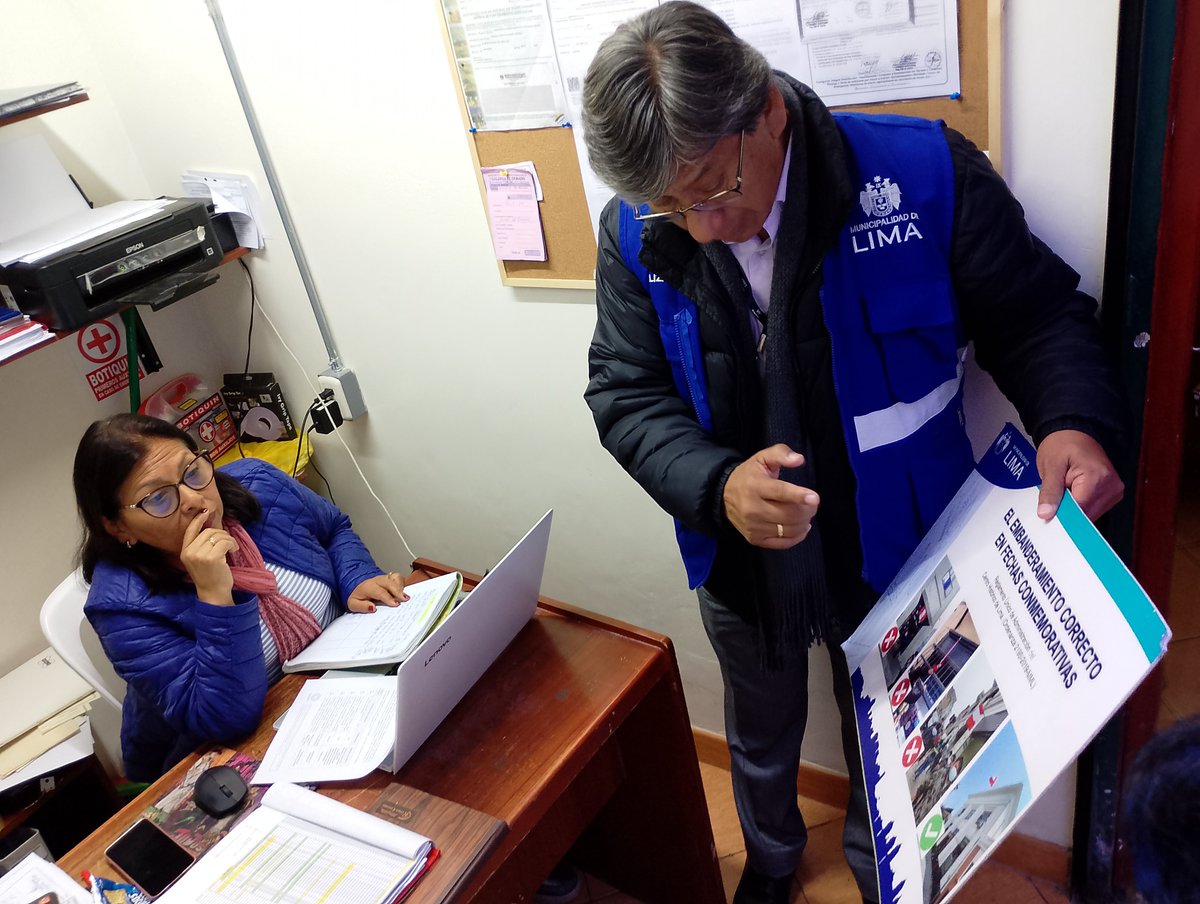 fiscamml's tweet photo. #FiscaEsPrevención | Iniciamos la notificación en los centros comerciales respecto al #Embanderamiento por #FiestasPatrias .
✅ Del 15 al 31 de julio, casas y negocios deben colocar bandera bicolor en parte superior central del frontis. https://t.co/vEdq3m5cwP