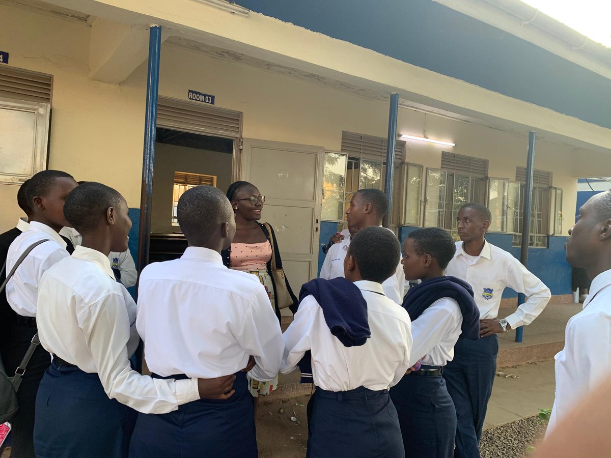SarahAnzoa's tweet image. When the mentorship session was so great and the students can't get enough,  the conversation continues for an hour outside the convening area 

Mentorship and imparting knowledge in young people is fundamental, we should invest in giving young people outside class knowledge