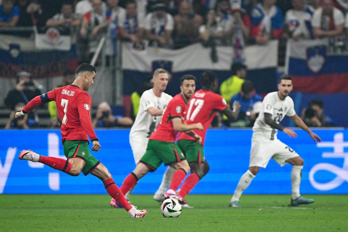 Ek2024stats's tweet photo. Cristiano Ronaldo kwam in 90 minuten tegen Slovenië tot 6 schoten! 3 van deze schoten waren op doel en hij zorgde voor 0.55 expected goals. Desondanks wist hij en heel Portugal niet te scoren en dus gaan we verlengen! #PORSLO #PORSVN #EURO2024 https://t.co/aMIsNrHm0w