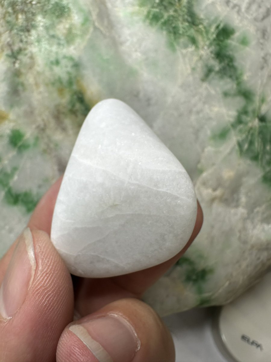 今日のヒスイは、 翡翠の基本色「白翡翠」です😁 翡翠本来は白(翡翠