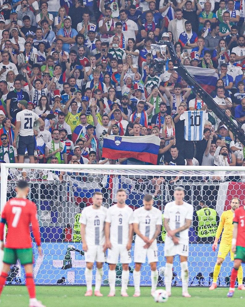 thesefootytimes's tweet photo. Now we know why he was spanking them over the bar. https://t.co/Iz6va1mMW0