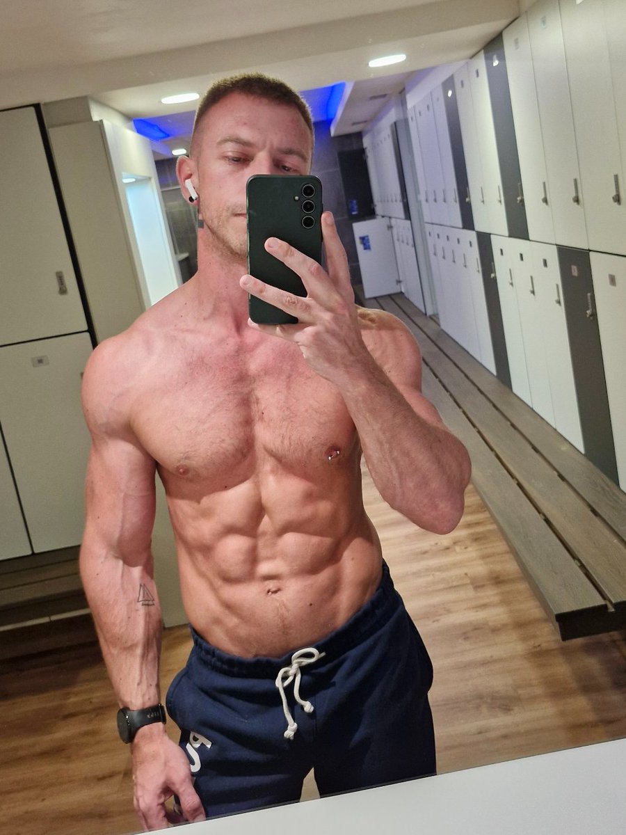 Who's down to suck my dick after this workout? 😈🍆
🚀 linktr.ee/sircharlie