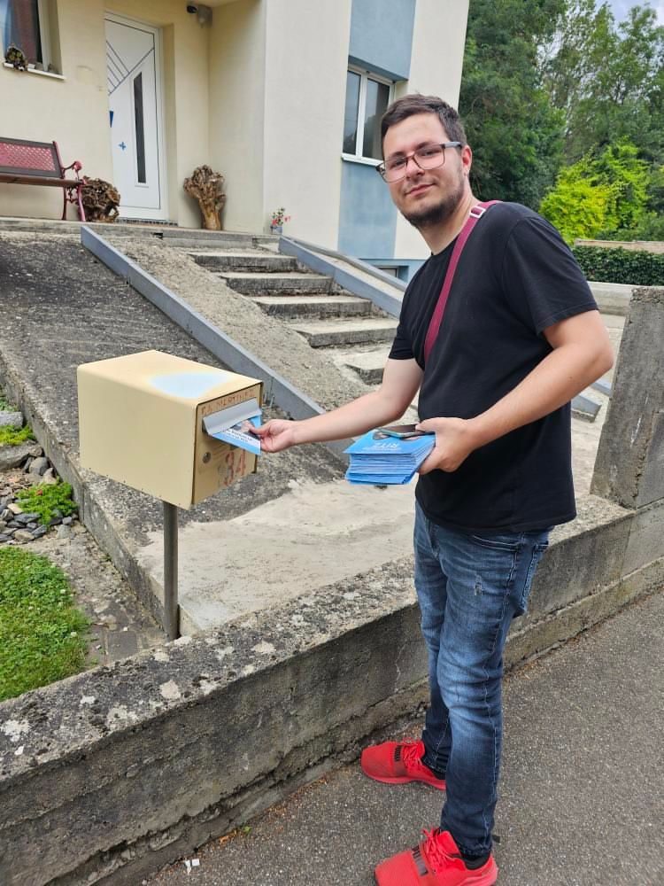 christelleritz's tweet photo. Première journée de campagne du second tour.
Boitage à #Lutterbach
7 années de casse sociale avec Macron ça suffit!
#le30juinjevotechristelleritz
#BardellaPremierMinistre https://t.co/4KrLrObKNk