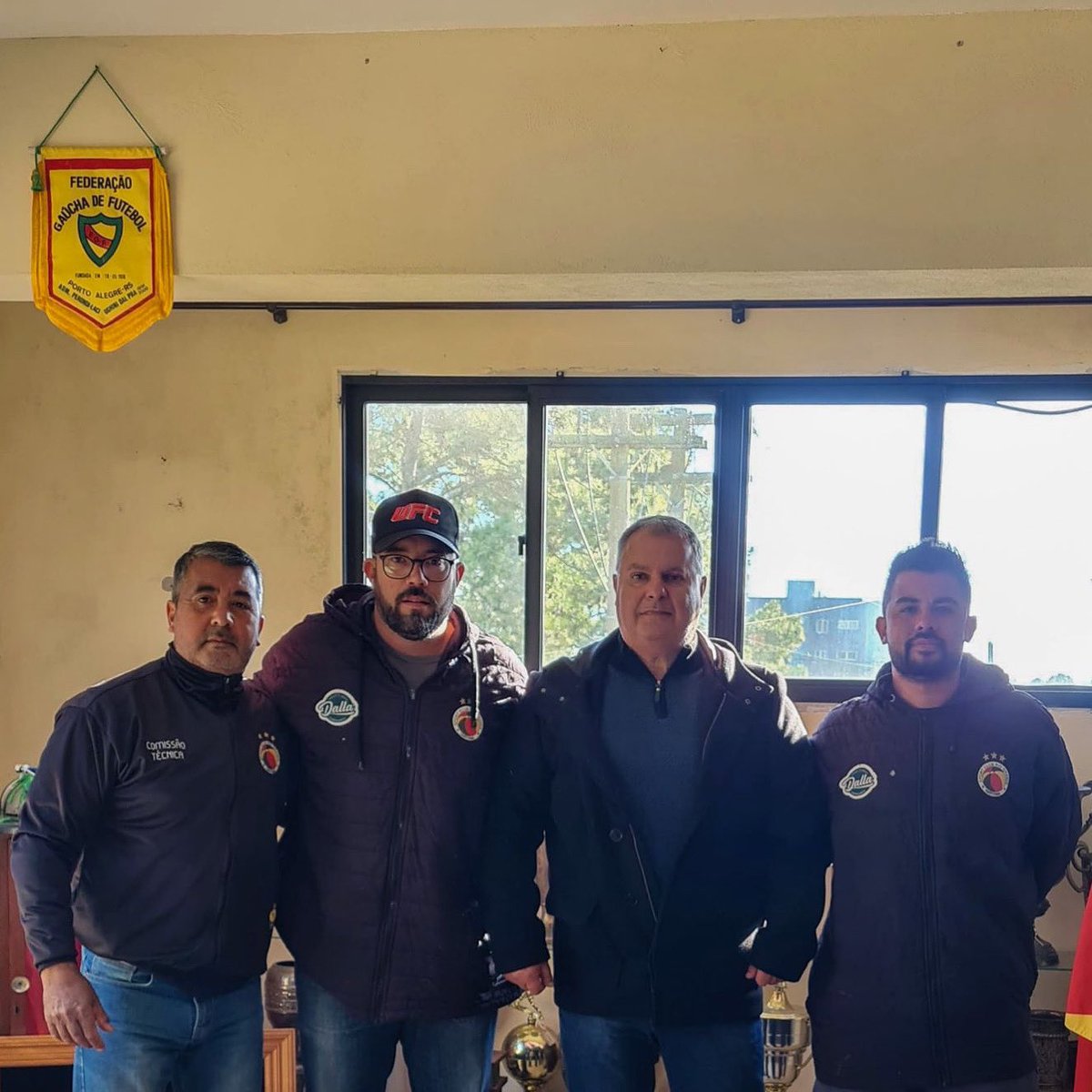 Hoje, em reunião com o presidente Getúlio e o vice-presidente Claudio Santana, foi oficializada a contratação do treinador da equipe profissional para a temporada 2024, Claudio Junior, e do auxiliar técnico Wendel Barroco. A apresentação do grupo está prevista para 05/08.