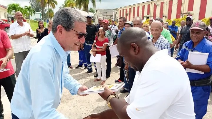 pavon_carbonell's tweet photo. Participamos en el Acto Central por el Día del Trabajador Químico donde se reconocieron a un grupo de trabajadores por su permanencia en el sector. Esperamos continúen siendo protagonistas de las transacciones y aporte de nuestra gestión empresarial. #PorCu https://t.co/GtlUu5bS8G