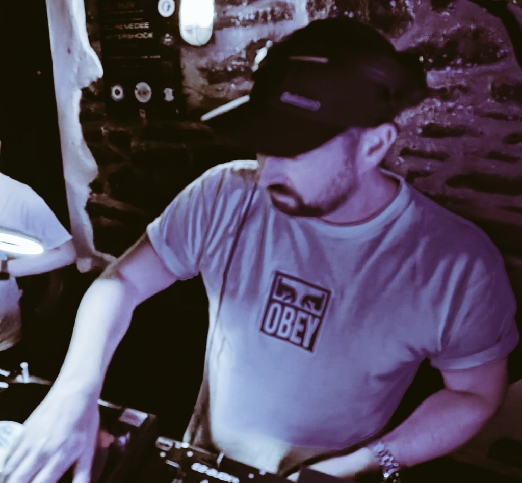 Studio recording of set played at Education Sessions 27.6.24. 
1992 onwards, vinyl
mixcloud.com/Leftarm/leftar…
<a href="/SteveUplift/">Steve Uplift</a>
<a href="/SkemeDj/">DjSkeme</a>  
<a href="/OllieMorg/">Ollie Morgan</a> @Fazedeejay <a href="/MilesInsight/">DJ Insight</a> <a href="/NIZZZY95/">Andy Nisbet</a>
@TheHiddenCamer1 @TheCarbonKnight <a href="/DjEpisode_/">ꜱᴘᴀʀᴋʏ ᴇᴅ</a> <a href="/brtkok/">Ben10</a> <a href="/ReeceDanns/">Modernista</a> @Rossco_D_n_B_ <a href="/mikewrighton/">Mike Wrighton</a> <a href="/yiuie/">Yiuwin Tsang</a>