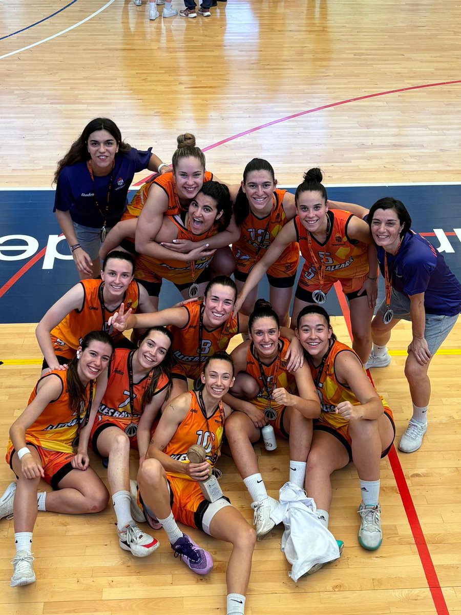Repleteíssims d'orgull! Ahir Esther Morillo, la nostra coordinadora i entrenadora amb el combinat sub21 femení, on hi havia l'esporlerina Laia Palà, varen aconseguir ser subcampiones del campionat internacional que es va celebrar aquest cap de setmana a Catalunya.