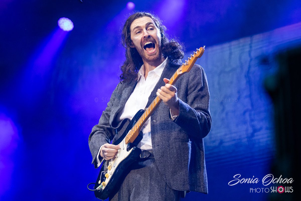 PhotoShows_es's tweet photo. #PhotoShows @Hozier cautiva al publico del @alma_festival #Barcelona con su magnífica voz, su sensibilidad y su talento a la guitarra, dentro de su #UnrealUnearthTour
Más 📷 en el enlace !👇🏼
https://t.co/vuH8gtW9cu
📷: @soniaoo 

#Hozier #AlmaFestival2024 #AlmaFestivalBarcelona https://t.co/4E7XESQGtw