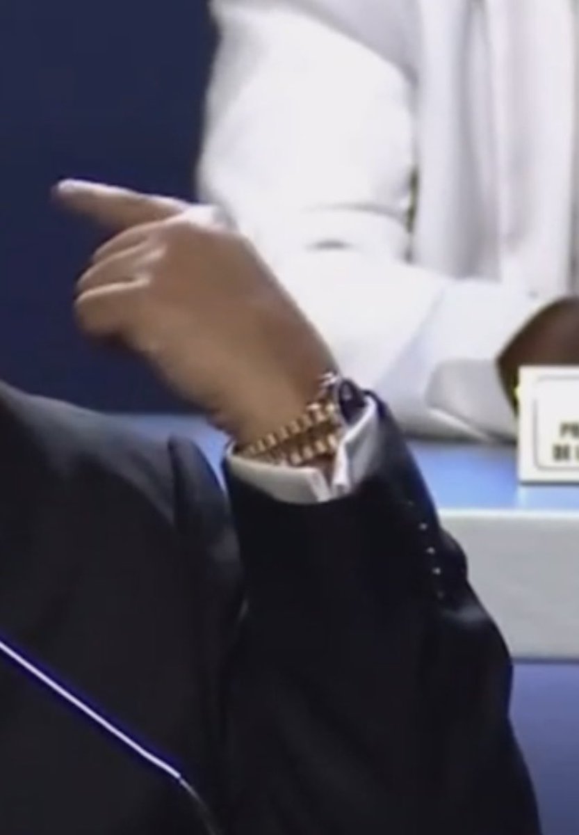 lupuloco_'s tweet photo. Watchspotting presidencial: en la toma de posesión parece ser que el presidente Mulino utilizó un rolex day-date 228238 con dial (caratula) negro, mejor conocido como presidencial. Adjunto capturas y valor de mercado actual https://t.co/y0uSSiWXUH