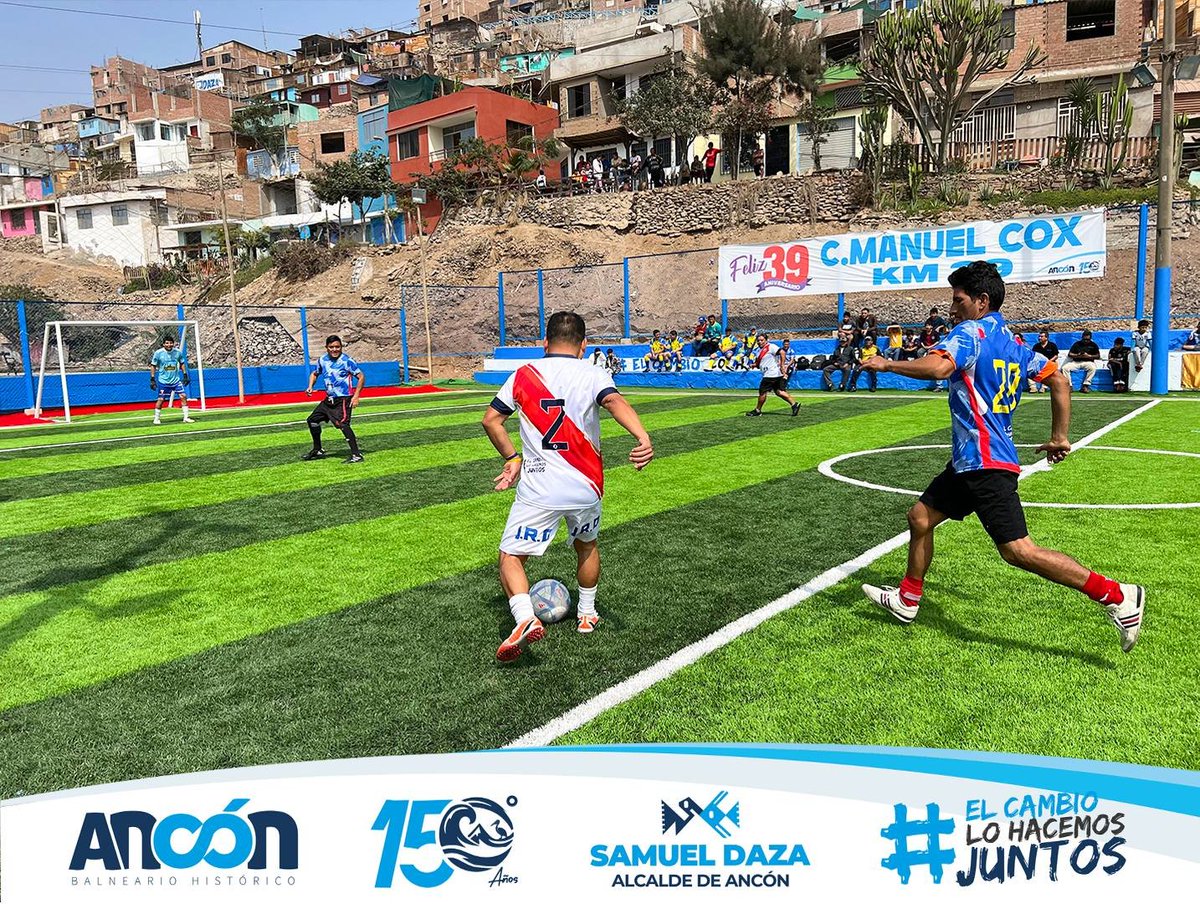 muniancon1's tweet photo. Nuestro alcalde, el Ing. @SamuelDazaT , junto a los regidores,  ex futbolista Andrés ❞𝑬𝒍 𝑪𝒐𝒏𝒅𝒐𝒓❞ Mendoza y vecinos.
Luego del corte de cinta y romper el champán, el alcalde dio el play de honor y empezó el campeonato relámpago. https://t.co/r1lLeDMDI0