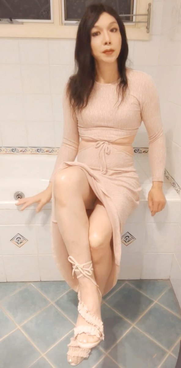 YukikoMurray5's tweet photo. Does a woman sitting cross-legged imply arrogance? https://t.co/Tak8sv2Lrk