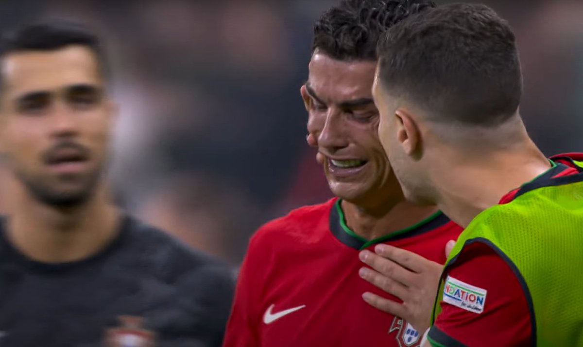 pedrocertezas's tweet photo. IRMÃO, O CRISTIANO RONALDO TÁ EM PRANTOS CHORANDO COM JOGO ROLANDO PORQUE PERDEU UM PÊNALTI

QUE PORRA É ESSA!?!?!?!

O FAMOSO "QUEM TE VIU QUEM TE VÊ" https://t.co/DtcfMaOFK1