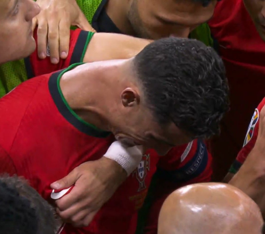 Estou completamente destruído vendo um jogador como o Cr7 que mesmo aos 39 anos, se cobra tanto, chorando após perder um pênalti decisivo...