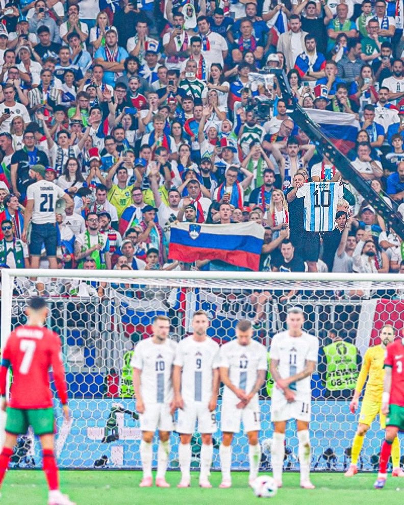 sudanalytics_'s tweet photo. Tiro libre para Cristiano Ronaldo, de fondo la tribuna eslovena… y una camiseta especial. 🚬 https://t.co/zTBtAc0jzU