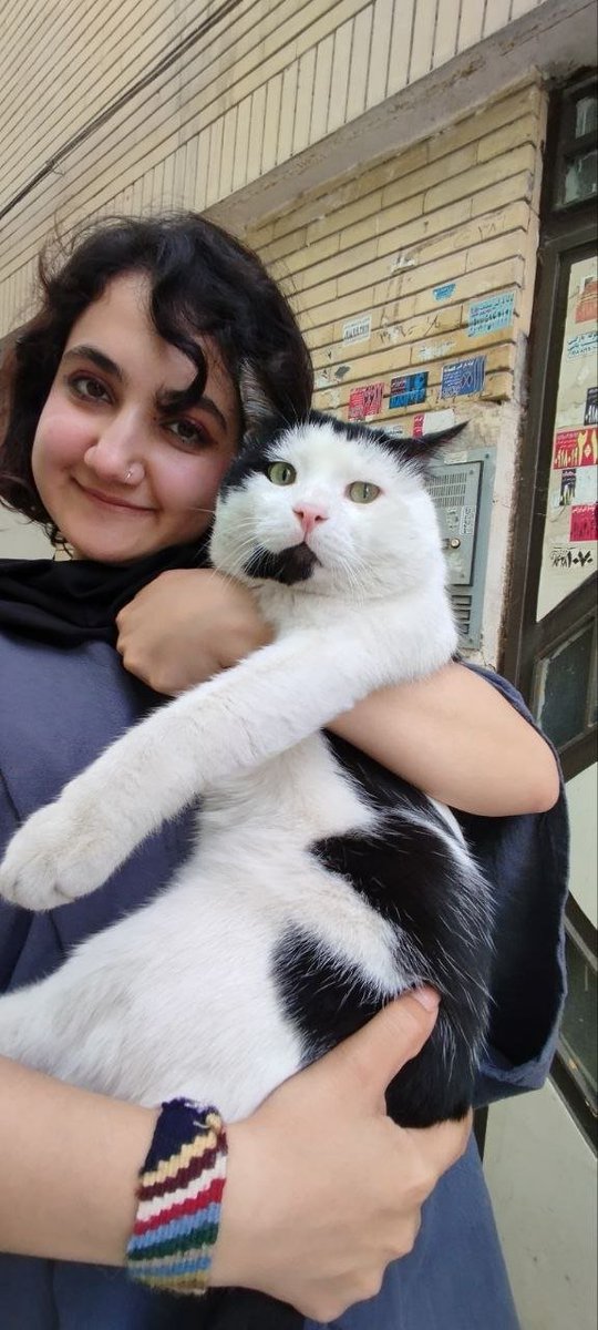 Parthenoope's tweet photo. من و اون گربه ای که ۴ سال پیش مامانم گفت فقط تا کنکورت بمونه پیشت و قرار بود فقط ۲۰ روز پیشم باشه🙂🐈‍⬛ https://t.co/1lZpNMwA27