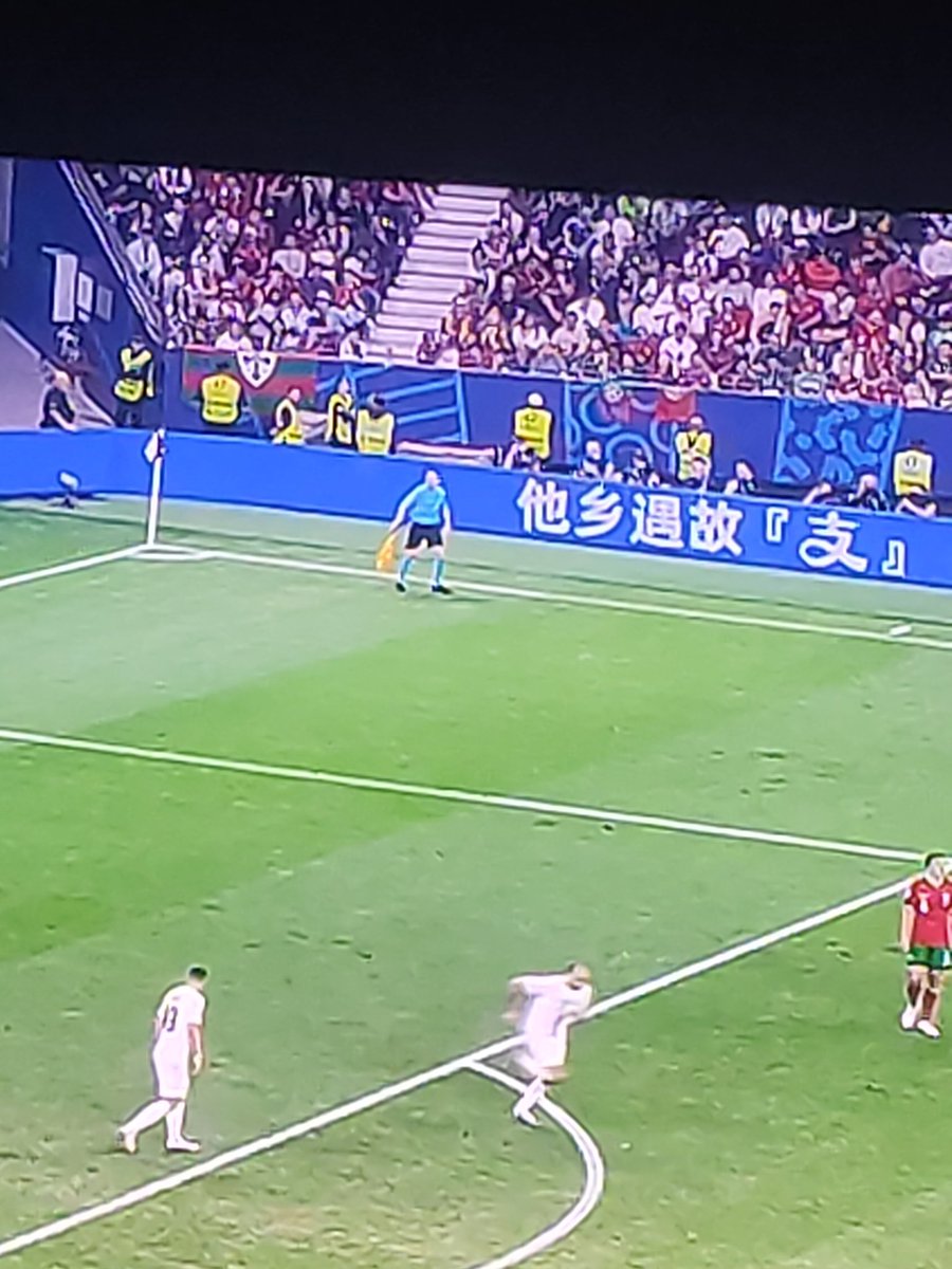 vinijoga14's tweet photo. Porque esse bandeirinha e diferente dos outros ele não acompanha na linha ele acompanha dentro do campo me diz que há com ele ? https://t.co/XUl9Yo7EkB
