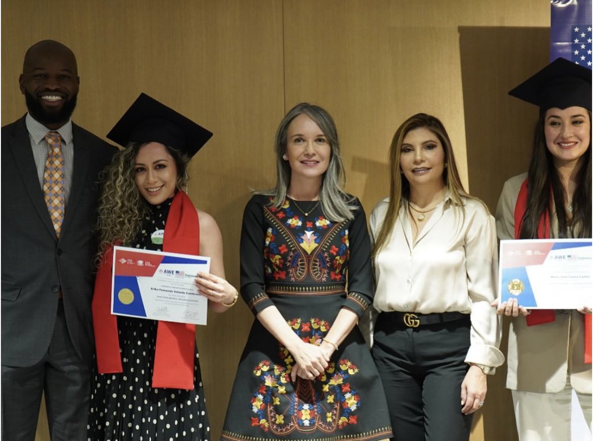 TaniaPazmino3's tweet photo. Celebramos con entusiasmo la graduación de la Edición de la Academia de Mujeres Emprendedoras con el apoyo de Produbanco. 

Fueron seleccionadas 30 mujeres excepcionales que están listas para desatar su potencial y llevar sus sueños empresariales al siguiente nivel.

AWE es impulsada y financiada por la Embajada y Consulado de los Estados Unidos en Ecuador junto a Produbanco en esta edición y es implementada por la Cámara de Comercio de Quito. 🚀