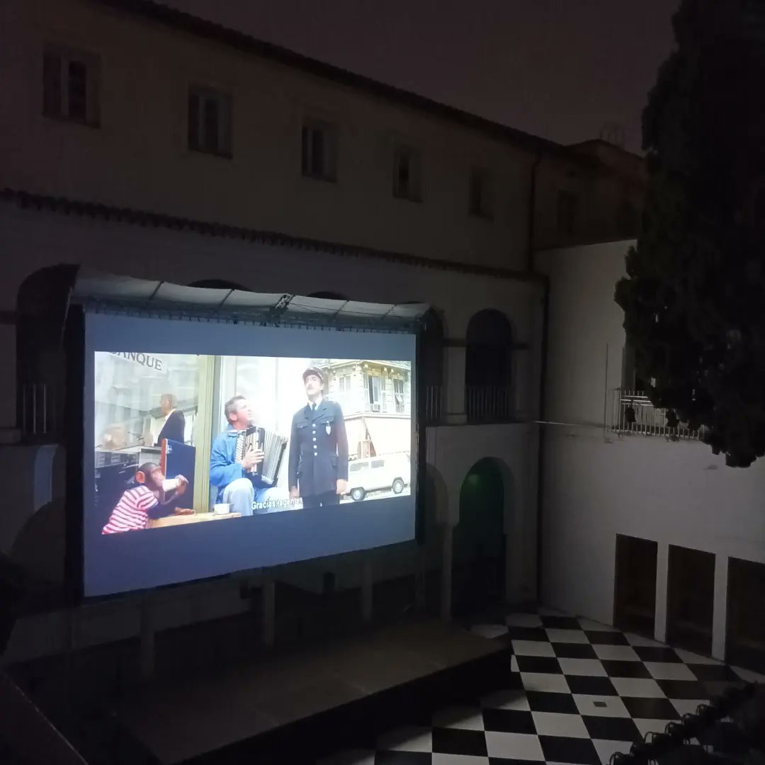 CICUS_'s tweet image. 📷 Abrimos las sesiones de #cinedeverano de julio en #21Grados con la proyección de "El regreso de la Pantera Rosa" (Blake Edwards, 1975), la exitosa tercera entrega de esta celebre saga protagonizada por Peter Sellers. 

📍Patio de #CICUS @unisevilla