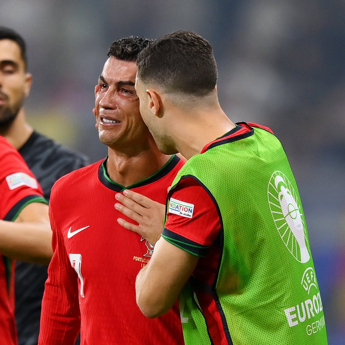 Y de repente, Cristiano Ronaldo empezó a llorar tras fallar su penalti. Y se rompió, porque sabía que la ilusión de todo un país reposaba en sus hombros. Porque era consciente de que podía ser su último baile. En aquel momento, no importaban las victorias cosechadas a lo largo de