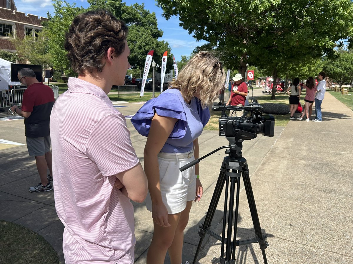 More scenes from life in the #SEC as our sports reporters meet up with  <a href="/ESPNDari/">Dari Nowkhah</a> after the presser and pause for a pic right in front of the historic home of <a href="/OU_Football/">Oklahoma Football</a>. Then it’s back to work!
#SEC #ItJustMeansMore