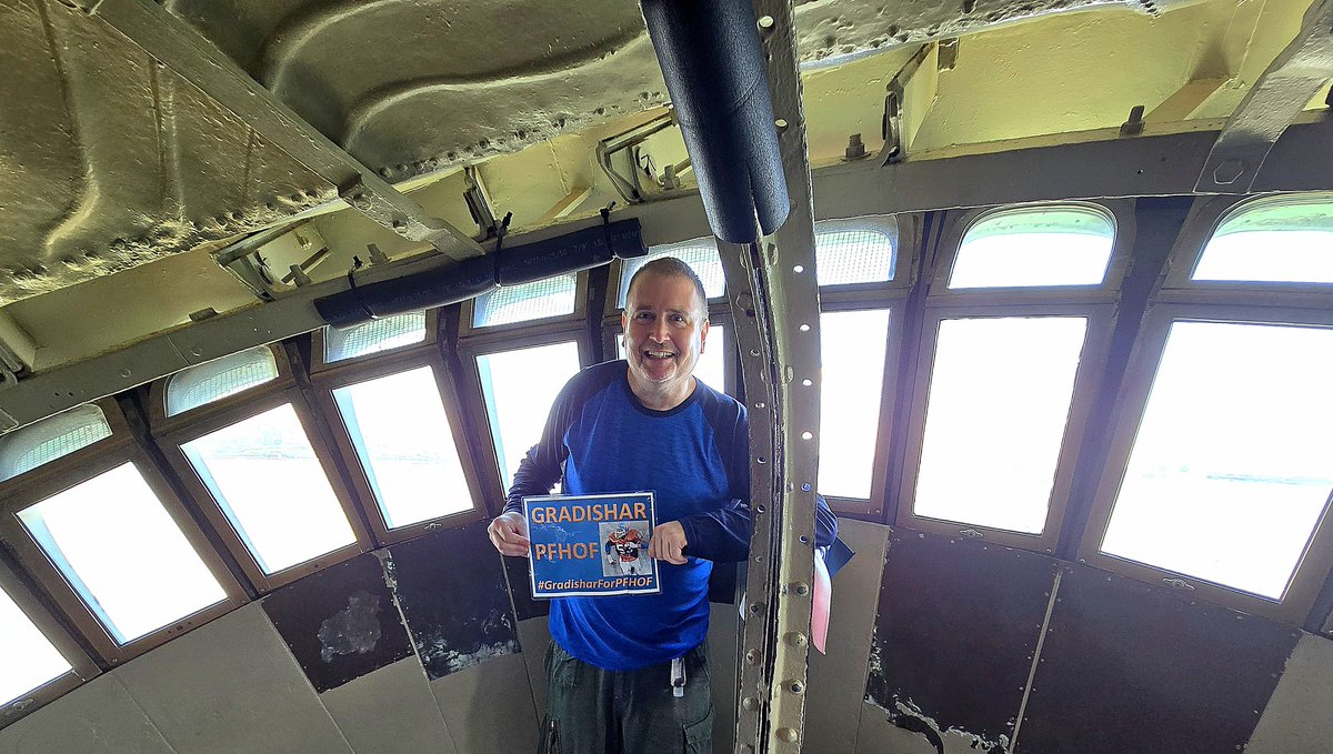 ronNcaphill's tweet photo. Yes...the #GradisharForPFHOF journey made it to Lady Liberty's crown this afternoon.
Because...why not?
#RandyGradishar #PFH0F
PS 33 days 'til #PFHOF24 Enshrinement on August 3! https://t.co/nOxtkaNLJI
