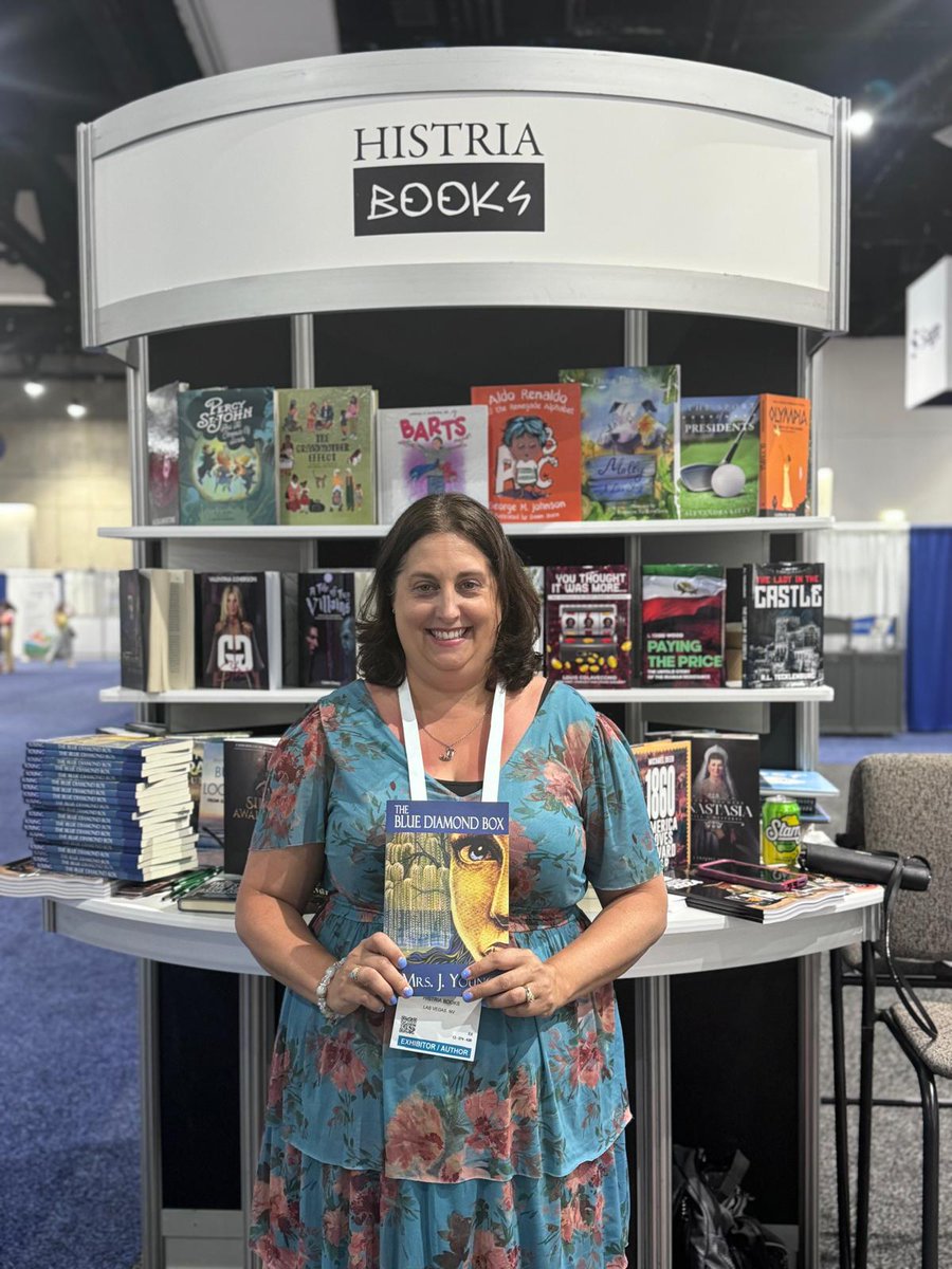 HistriaBooks's tweet image. Our last event at the ALA was a signing and giveaway by Mrs. J. Young. The Blue Diamond Box is a wholesome romance and mystery story--suitable for all ages of teens.

#AuthorSigning #ALAAC24 #LibLearnX24 #LibLearnX25 #UniteAgainstBookBans #fundlibraries #BooksWorthReading #books