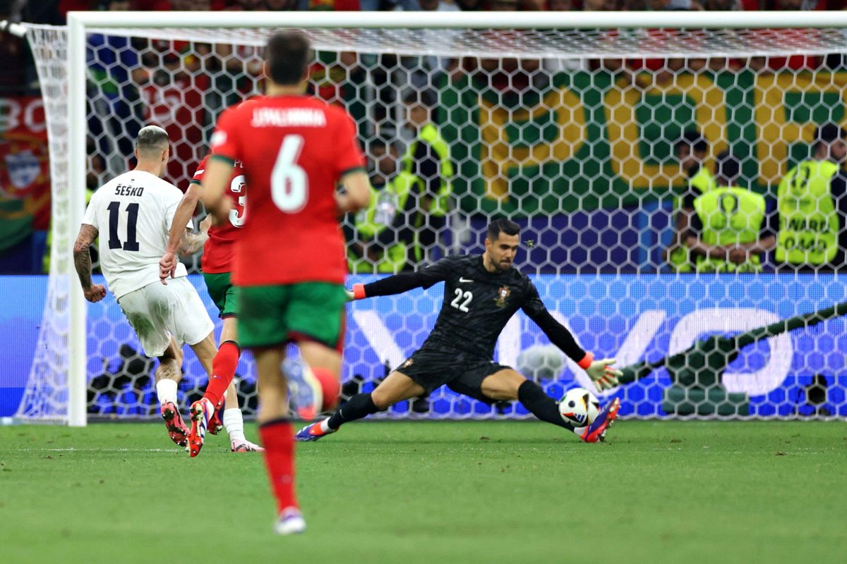 TalentoLuso's tweet photo. Indescriptible lo de Diogo Costa.

Ha salvado un mano a mano en la prórroga tras un error grotesco de Pepe y ha parado los tres penaltis de la tanda. Es una locura. Hay quien todavía lo critica en Portugal y dice que la Seleção le queda grande... https://t.co/vrgBNKPn24