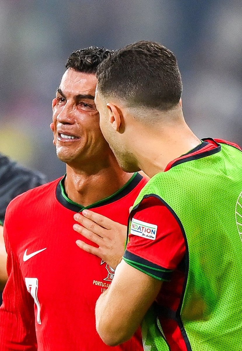 trunksRM's tweet image. Ves a estos dos llorar por no cumplir un objetivo y te das cuenta que son de otra estirpe, la generación de futbolistas de ahora fallan y se van a ibiza de fiesta.