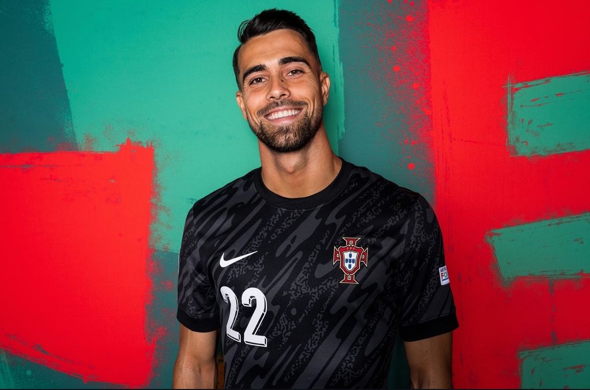 Futupds's tweet photo. DIOGO COSTA IS HIM!!!! THE PORTUGUESE GOAL KEEPER ALLOWED 0 PENALTIES IN THEIR THRILLING WIN VS SLOVENIA!!!
#Portugal #Slovenia #PORSLO #PORSLV #PortugalSlovenia https://t.co/jV0iX3AVA3